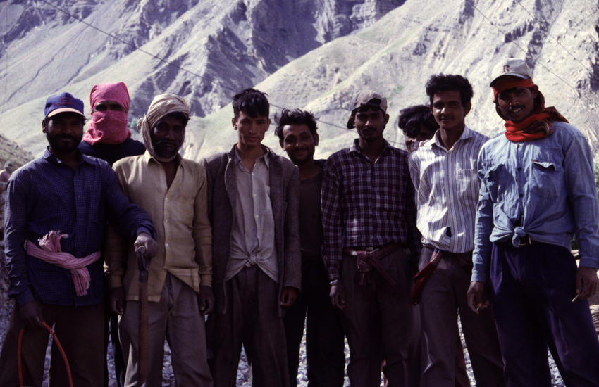 Workers_in_Sangnam_Ai.jpg