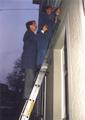 Der Bauleiter instruiert den Arbeiter
